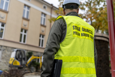 Funkcjonariusz Straży Granicznej podczas wykonywania czynności służbowych Funkcjonariusz Straży Granicznej podczas wykonywania czynności służbowych