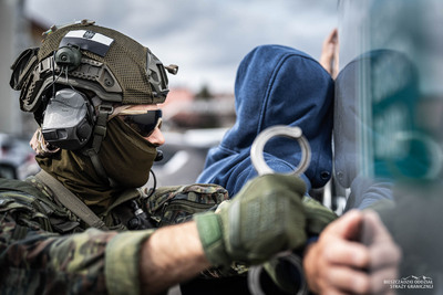 Funkcjonariusz Straży Granicznej podczas wykonywania czynności służbowych Funkcjonariusz Straży Granicznej podczas wykonywania czynności służbowych