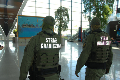 Funkcjonariusze Straży Granicznej podczas wykonywania czynności służbowych Funkcjonariusze Straży Granicznej podczas wykonywania czynności służbowych