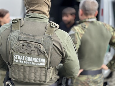 Funkcjonariusz Straży Granicznej podczas wykonywania czynności służbowych Funkcjonariusz Straży Granicznej podczas wykonywania czynności służbowych