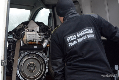 Funkcjonariusz Straży Granicznej podczas wykonywania czynności służbowych Funkcjonariusz Straży Granicznej podczas wykonywania czynności służbowych