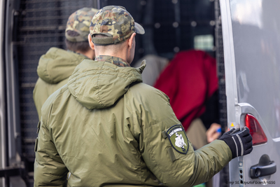 Funkcjonariusze Straży Granicznej podczas wykonywania czynności służbowych Funkcjonariusze Straży Granicznej podczas wykonywania czynności służbowych