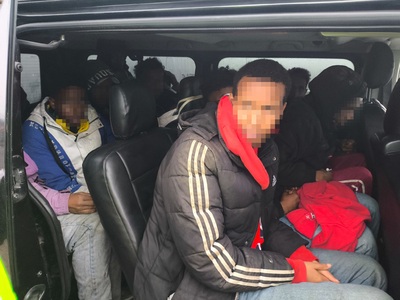 Nielegalni migranci zatrzymani na autostradzie A2. Nielegalni migranci zatrzymani na autostradzie A2.