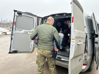 Nielegalni migranci zatrzymani na autostradzie A2. Nielegalni migranci zatrzymani na autostradzie A2.