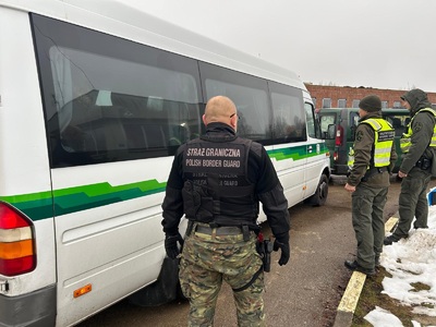 Nielegalni migranci zatrzymani na autostradzie A2. Nielegalni migranci zatrzymani na autostradzie A2.