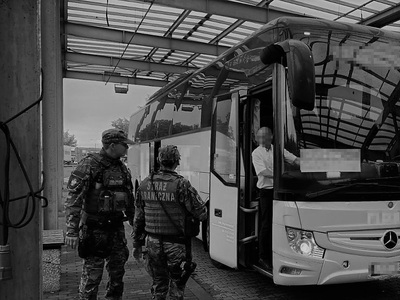 Funkcjonariusze Straży Granicznej podczas kontroli autobusu. Funkcjonariusze Straży Granicznej podczas kontroli autobusu.