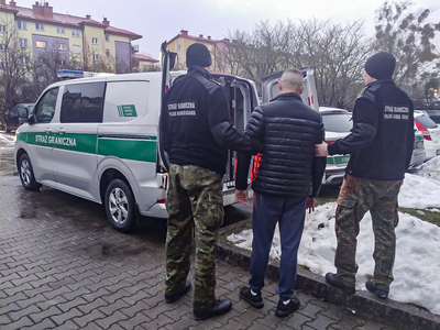 Funkcjonariusze Straży Granicznej podczas wykonywania czynności służbowych Funkcjonariusze Straży Granicznej podczas wykonywania czynności służbowych