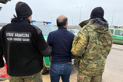 Funkcjonariusze Straży Granicznej podczas wykonywania czynności służbowych Funkcjonariusze Straży Granicznej podczas wykonywania czynności służbowych
