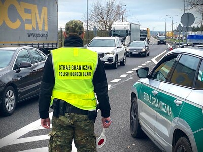 Pięć miesięcy kontroli na polsko-niemieckiej granicy Funkcjonariusze realizujący czynności służbowe.