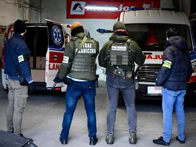 Funkcjonariusze Straży Granicznej i Policji podczas wykonywania czynności służbowych Funkcjonariusze Straży Granicznej i Policji podczas wykonywania czynności służbowych