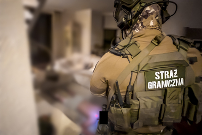 Funkcjonariusz Straży Granicznej podczas wykonywania czynności służbowych Funkcjonariusz Straży Granicznej podczas wykonywania czynności służbowych