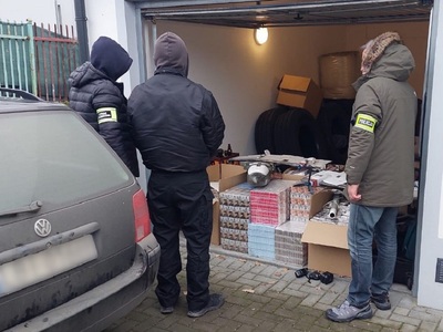 Funkcjonariusze Straży Granicznej podczas wykonywania czynności służbowych Funkcjonariusze Straży Granicznej podczas wykonywania czynności służbowych