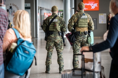 Funkcjonariusze Straży Granicznej podczas wykonywania czynności służbowych na lotnisku Funkcjonariusze Straży Granicznej podczas wykonywania czynności służbowych na lotnisku