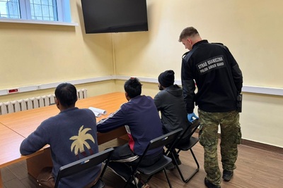 Funkcjonariusz Straży Granicznej podczas wykonywania czynności służbowych Funkcjonariusz Straży Granicznej podczas wykonywania czynności służbowych