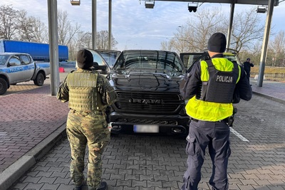 Funkcjonariusze Straży Granicznej i Policji podczas wykonywania czynności służbowych Funkcjonariusze Straży Granicznej i Policji podczas wykonywania czynności służbowych
