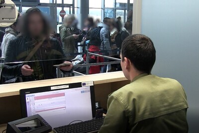 Funkcjonariusz Straży Granicznej podczas wykonywania czynności służbowych Funkcjonariusz Straży Granicznej podczas wykonywania czynności służbowych