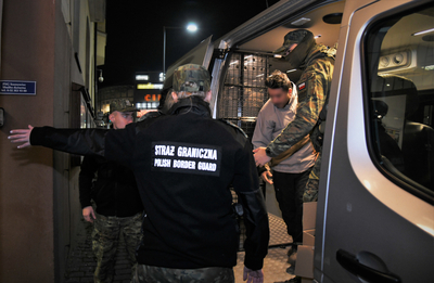 Funkcjonariusze Straży Granicznej podczas wykonywania czynności służbowych Funkcjonariusze Straży Granicznej podczas wykonywania czynności służbowych