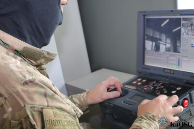 Funkcjonariusz Straży Granicznej podczas wykonywania czynności służbowych Funkcjonariusz Straży Granicznej podczas wykonywania czynności służbowych