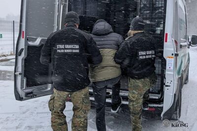 Funkcjonariusze Straży Granicznej podczas wykonywania czynności służbowych Funkcjonariusze Straży Granicznej podczas wykonywania czynności służbowych