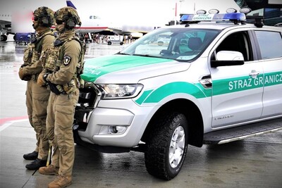 Przymusowe lądowanie i interwencja służb. Niebezpieczny incydent w trakcie lotu Przymusowe lądowanie i interwencja służb. Niebezpieczny incydent w trakcie lotu