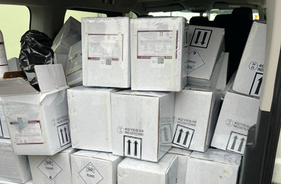 Pudełka w przestrzeni ładunkowej, w których znajduje się nielegalna nikotyna Pudełka w przestrzeni ładunkowej, z nielegalna nikotyną