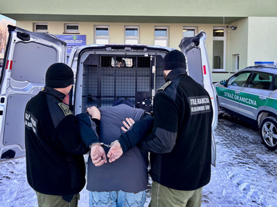 Funkcjonariusze Straży Granicznej podczas wykonywania czynności służbowych Funkcjonariusze Straży Granicznej podczas wykonywania czynności służbowych