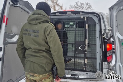 Funkcjonariusz Straży Granicznej podczas wykonywania czynności służbowych Funkcjonariusz Straży Granicznej podczas wykonywania czynności służbowych