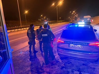 Funkcjonariusze Straży Granicznej podczas wykonywania czynności służbowych Funkcjonariusze Straży Granicznej podczas wykonywania czynności służbowych