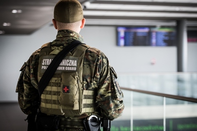 Funkcjonariusz Straży Granicznej w trakcie kontroli na lotnisku Funkcjonariusz Straży Granicznej w trakcie kontroli na lotnisku