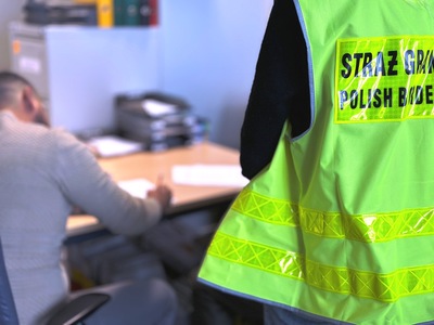 Funkcjonariusz Straży Granicznej podczas wykonywania czynności służbowych Funkcjonariusz Straży Granicznej podczas wykonywania czynności służbowych