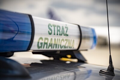 Nazistowska flaga w oknie i zdecydowane działanie mundurowego z BiOSG Zdj. BiOSG