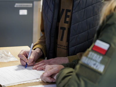 Funkcjonariusz Straży Granicznej podczas wykonywania czynności służbowych Funkcjonariusz Straży Granicznej podczas wykonywania czynności służbowych