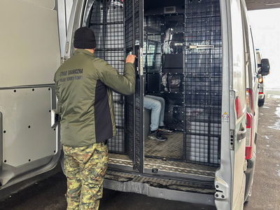 Funkcjonariusz Straży Granicznej podczas wykonywania czynności służbowych Funkcjonariusz Straży Granicznej podczas wykonywania czynności służbowych