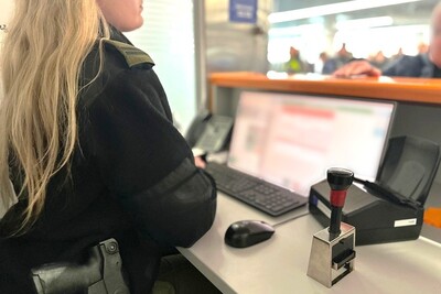 Funkcjonariuszka Straży Granicznej podczas wykonywania czynności służbowych Funkcjonariuszka Straży Granicznej podczas wykonywania czynności służbowych