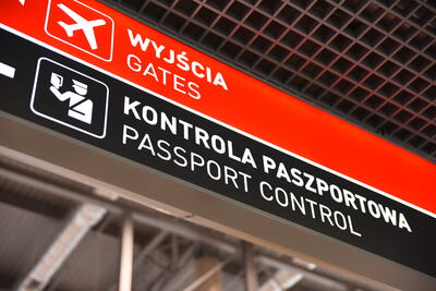 Napis kontrola paszportowa na lotnisku Napis kontrola paszportowa na lotnisku