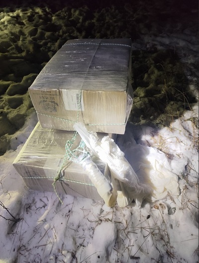 Pakunki owinięte folią wraz ze szczątkami balonu meteorologicznego Pakunki owinięte folią wraz ze szczątkami balonu meteorologicznego