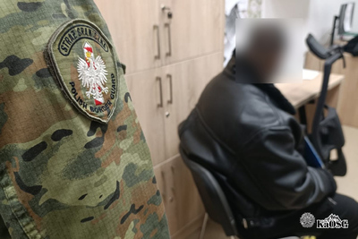 Funkcjonariusz Straży Granicznej podczas wykonywania czynności służbowych Funkcjonariusz Straży Granicznej podczas wykonywania czynności służbowych