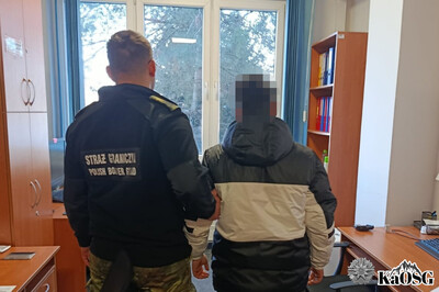 Funkcjonariusz Straży Granicznej podczas wykonywania czynności służbowych Funkcjonariusz Straży Granicznej podczas wykonywania czynności służbowych