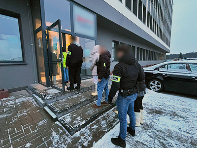 Funkcjonariusze Straży Granicznej podczas wykonywania czynności służbowych Funkcjonariusze Straży Granicznej podczas wykonywania czynności służbowych