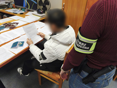 Funkcjonariusz Straży Granicznej podczas wykonywania czynności służbowych Funkcjonariusz Straży Granicznej podczas wykonywania czynności służbowych