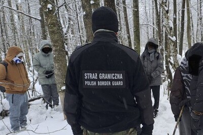 Funkcjonariusz Straży Granicznej podczas wykonywania czynności służbowych Funkcjonariusz Straży Granicznej podczas wykonywania czynności służbowych