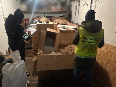 Funkcjonariusze Straży Granicznej podczas wykonywania czynności służbowych Funkcjonariusze Straży Granicznej podczas wykonywania czynności służbowych