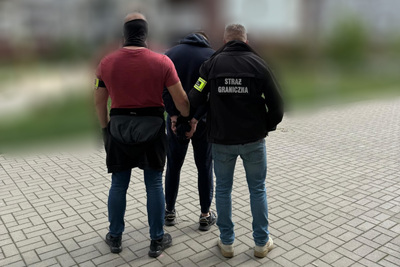 Funkcjonariusze Straży Granicznej podczas wykonywania czynności służbowych Funkcjonariusze Straży Granicznej podczas wykonywania czynności służbowych