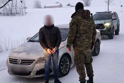 Kurier i migranci zatrzymani przy litewskiej granicy Kurier i migranci zatrzymani przy litewskiej granicy