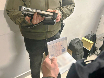 Funkcjonariusz Straży Granicznej podczas wykonywania czynności służbowych Funkcjonariusz Straży Granicznej podczas wykonywania czynności służbowych