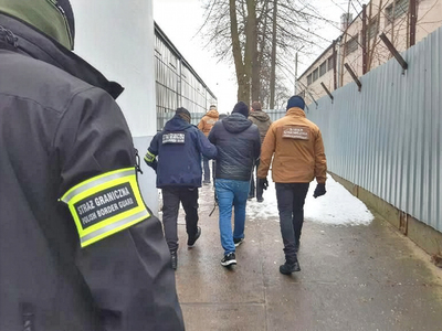 Funkcjonariusze Straży Granicznej podczas wykonywania czynności służbowych Funkcjonariusze Straży Granicznej podczas wykonywania czynności służbowych