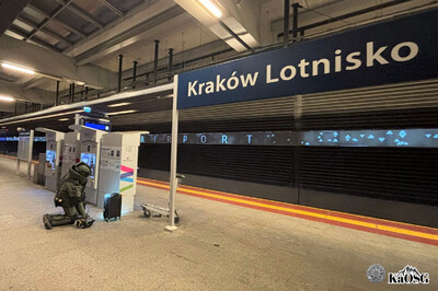 Nocne ćwiczenia antyterrorystyczne na stacji kolejowej w Krakowie-Balicach Nocne ćwiczenia antyterrorystyczne na stacji kolejowej w Krakowie-Balicach
