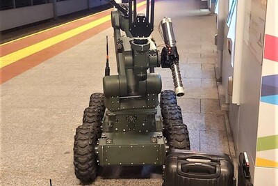 Nocne ćwiczenia antyterrorystyczne na stacji kolejowej w Krakowie-Balicach Nocne ćwiczenia antyterrorystyczne na stacji kolejowej w Krakowie-Balicach