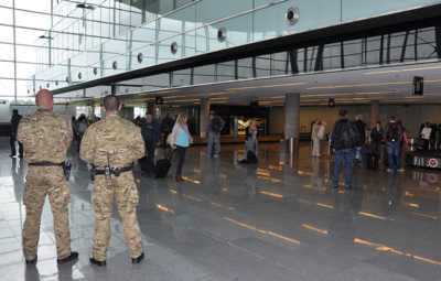 Funkcjonariusze SG na wrocławskim lotnisku 