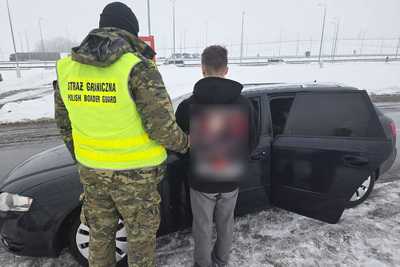 Funkcjonariusz Straży Granicznej podczas wykonywania czynności służbowych Funkcjonariusz Straży Granicznej podczas wykonywania czynności służbowych